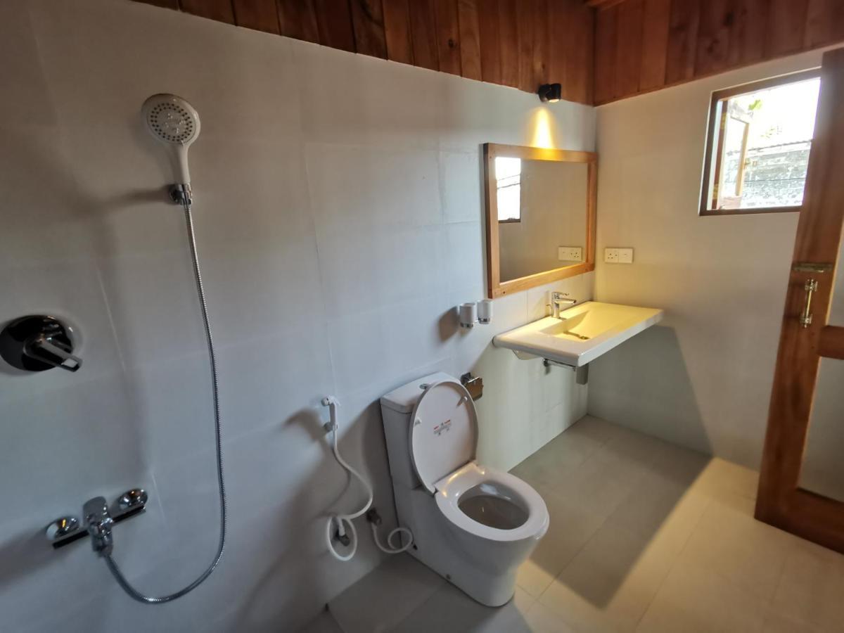 Mountain Wave Hotel And Surfshop Хиккадува Экстерьер фото