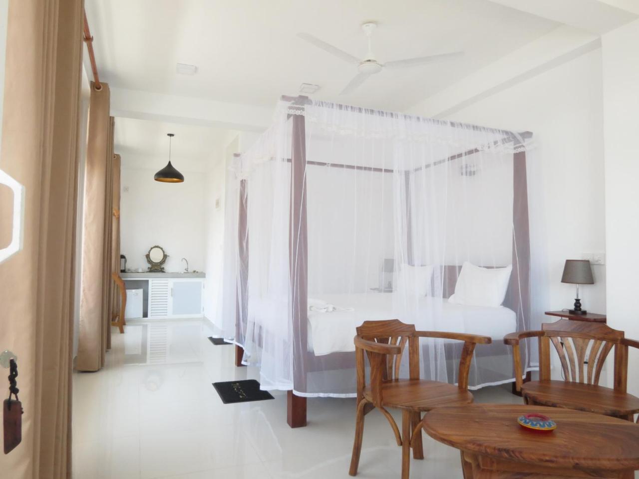 Mountain Wave Hotel And Surfshop Хиккадува Экстерьер фото
