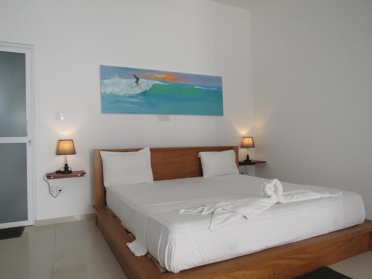 Mountain Wave Hotel And Surfshop Хиккадува Экстерьер фото